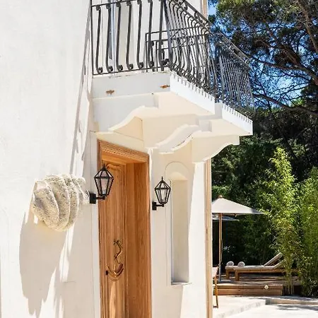 Le Clos De La Pinede Avec Ses Luxueuses 300 E Par Chambre *