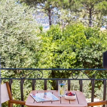 Le Clos De La Pinede Avec Ses Luxueuses 300 E Par Chambre *