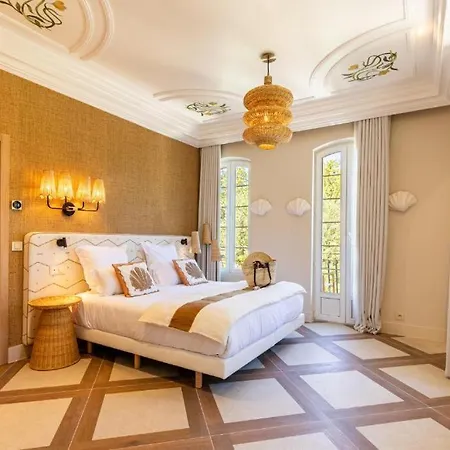 Le Clos De La Pinede Avec Ses Luxueuses 300 E Par Chambre *