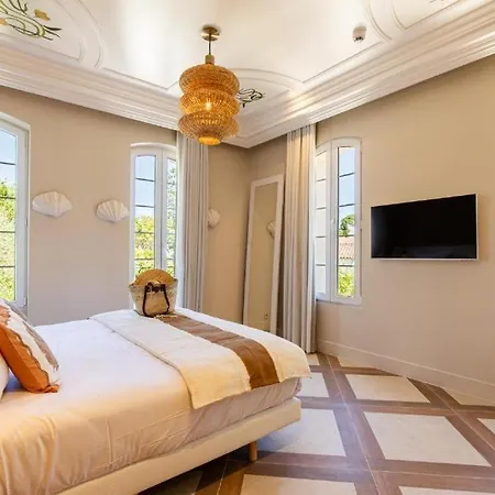 Le Clos De La Pinede Avec Ses Luxueuses 300 E Par Chambre